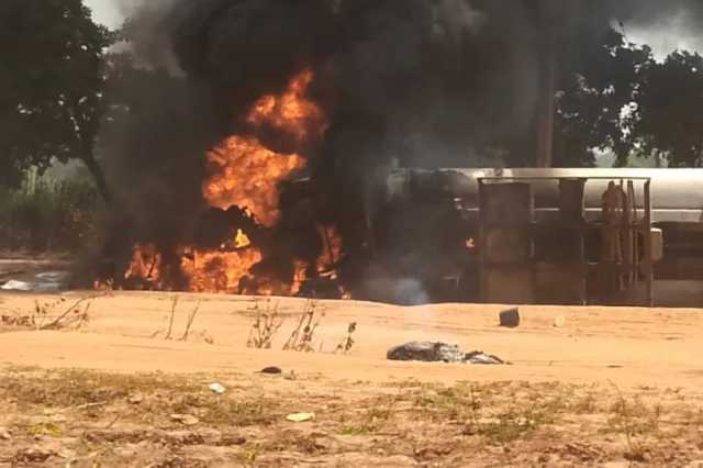 71 قتيلا وجريحا بانفجار شاحنة وقود في نيجيريا