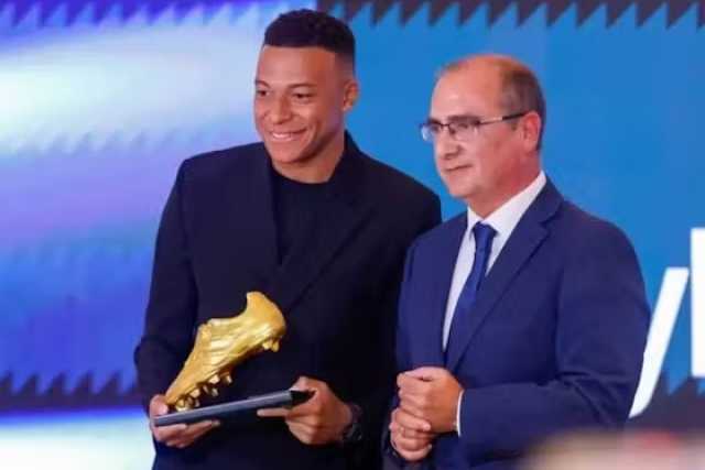 مبابي يتسلم الحذاء الذهبي كأفضل هداف في أوروبا