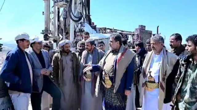 إدريس يطلع على سير أعمال حفر بئر ارتوازية في رداع