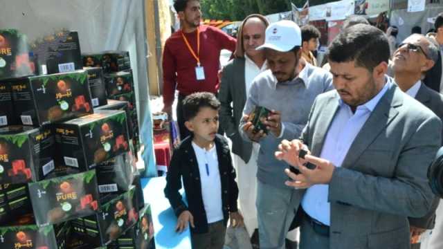 مدير المواصفات يطلع على جناح الهيئة في معرض منتجات اليمن