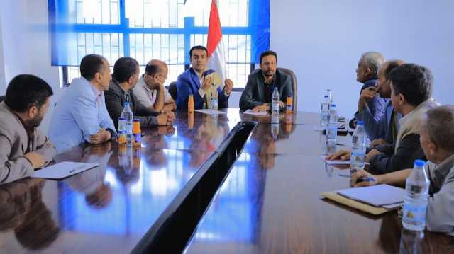 نائب وزير الشباب يتفقد مقر اتحاد كرة القدم ونادي بلقيس للمرأة والطفل