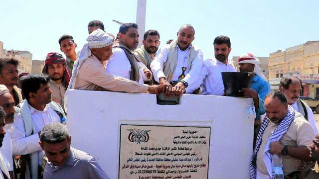 عطيفي يفتتح مشروعي ترميم الشارع العام في باجل ومدخل مدينة عبال بالحديدة