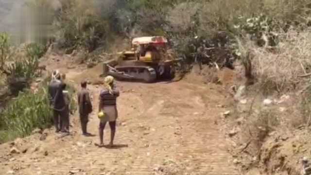 مبادرة مجتمعية لرصف طريق جبلي في الحيمة الداخلية