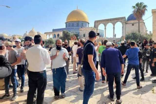 عشرات المستوطنين يقتحمون الأقصى بحماية شرطة العدو الصهيوني
