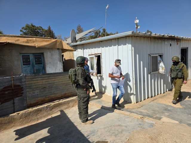 العدو الإسرائيلي يُخطر بهدم 14 منزلاً ومركزا مجتمعيا ومنشأة زراعية جنوب الخليل