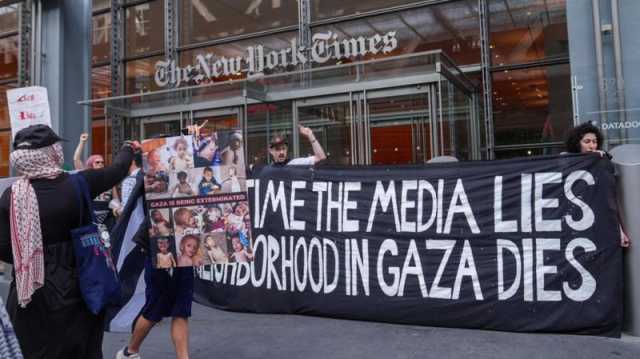 مئات الكتاب يقاطعون “نيويورك تايمز” احتجاجاً على تحيزها في تغطية الحرب على غزة