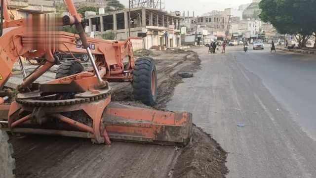 تواصل أعمال شق الطرق والسفلتة ورفع مخلفات السيول في تعز