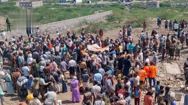 تشييع جثمان الفقيد عنيف أمين هائل في مقبنة بتعز