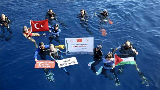التركية أرجومان تهدي غزة رقماً قياسياً عالمياً في الغوص