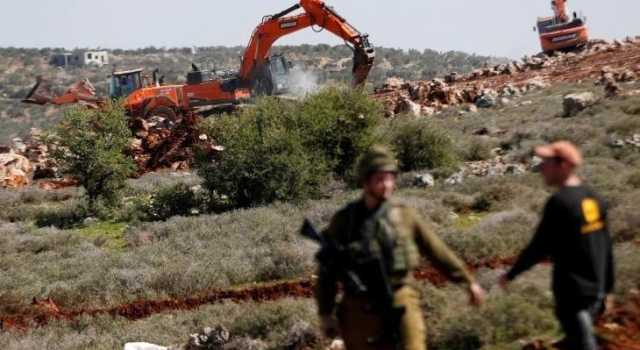 العدو الإسرائيلي يدمر منشأة زراعية في الرأس الأحمر بطوباس