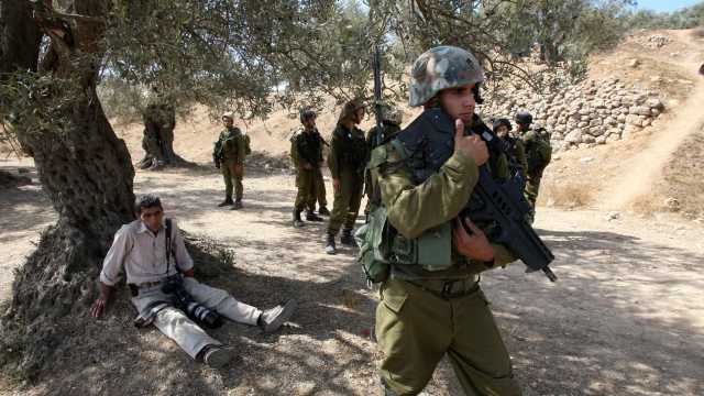 العدو الصهيوني يمنع قطف الزيتون في سلفيت ويشرع بعمليات هدم جنوب بيت لحم