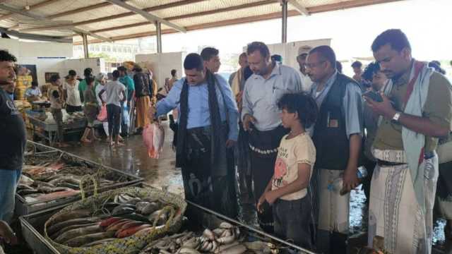 تفقد أنشطة ميناء الاصطياد السمكي ومعمل الألبان التابع لجمعية باجل بالحديدة