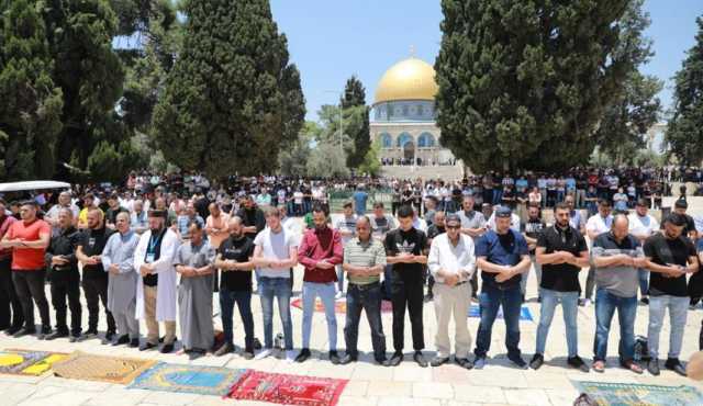 عشرات الآلاف يؤدون صلاة الجمعة في المسجد الأقصى وباحاته