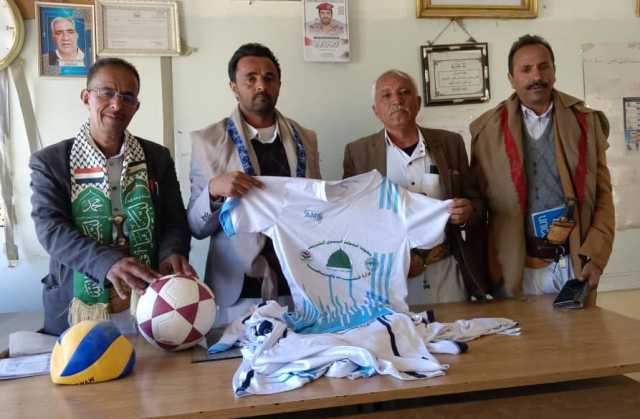 مكتب الشباب بالحدأ يوزع مستلزمات رياضية للمدارس