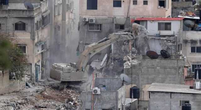 العدو الصهيوني يهدم عدة محال في النقب ويخطر بهدم منزل أسير فلسطيني في عقابا