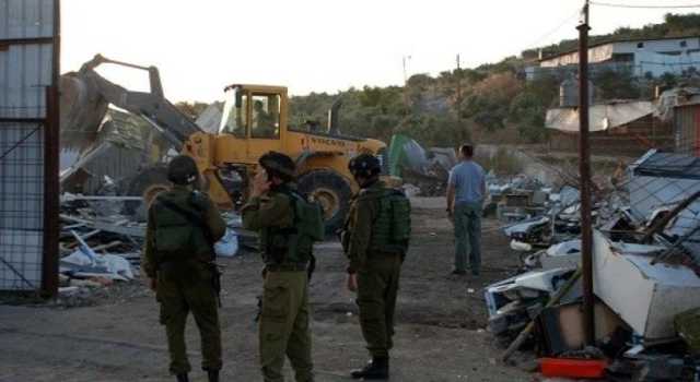 العدو الإسرائيلي يهدم منشآت لفلسطينيين في عناتا شرق القدس و في سلفيت
