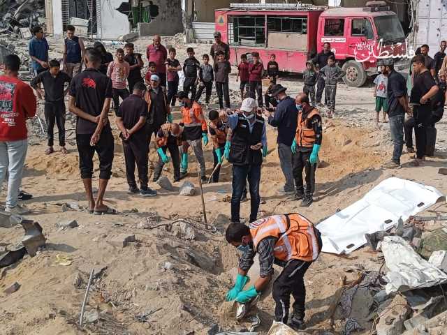 الصحة بغزة: دفن 14 شهيدًا احتجز العدو جثامينهم بعد تعذّر التعرف عليهم