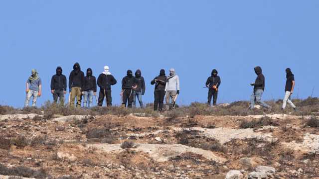 مستوطنون صهاينة يعتدون على فلسطينيين وممتلكاتهم في الضفة