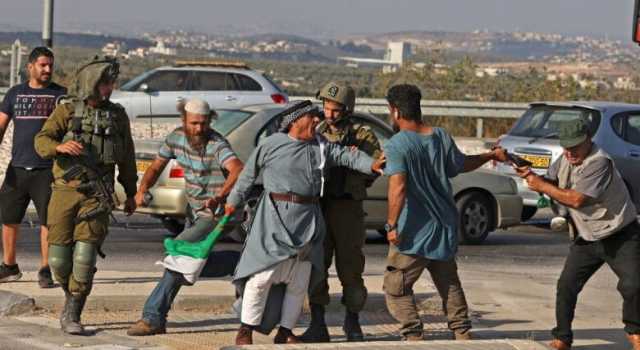 مستوطنون صهاينة يهاجمون المزارعين جنوب شرق بلدة يطا بالخليل