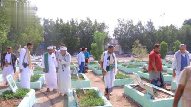 قيادة وموظفو هيئة الأوقاف في الحديدة يزورون روضة الشهداء