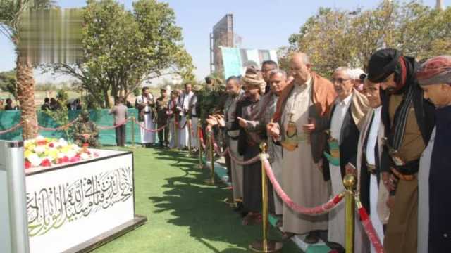 قيادة وموظفو اللجنة العليا للانتخابات يزورون أضرحة الشهداء الصماد والرهوي والغماري