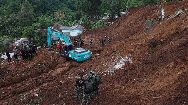 مصرع شخصين وفقدان 21 جراء انهيارات أرضية في إندونيسيا