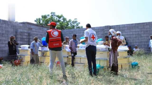 تدشين توزيع أدوات السلامة المهنية للنحالين المتضررين من السيول الحديدة