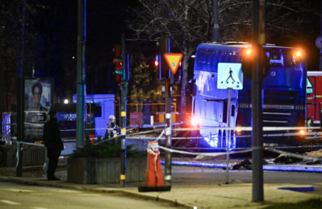 قتلى ومصابون في حادث اصطدام حافلة بمحطة انتظار وسط ستوكهولم