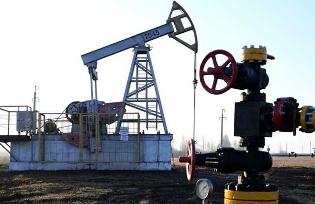 تراجع النفط مع استئناف عمليات التحميل في مركز تصدير روسي