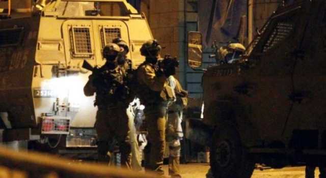 العدو الصهيوني يعتقل فلسطينيا خلال حملة اقتحامات في الضفة