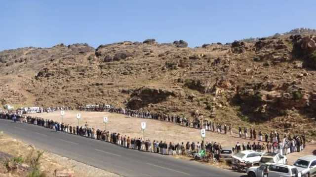 وقفة قبلية مسلحة في الرجم بالمحويت وفاءً للشهداء وتأكيدا على الجاهزية