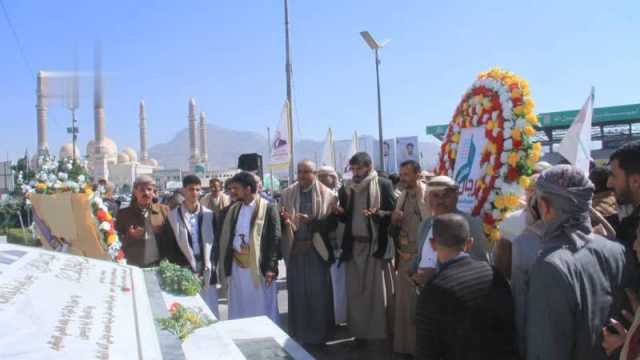 ضباط من القوات الجوية يزورون أضرحة الشهداء الصماد والرهوي والغماري