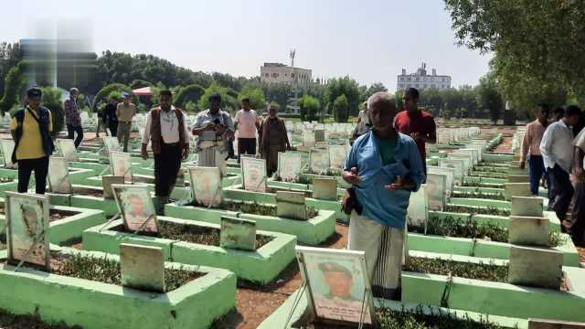 قيادة وموظفو مؤسسة المياه في الحديدة يزورون روضة الشهداء