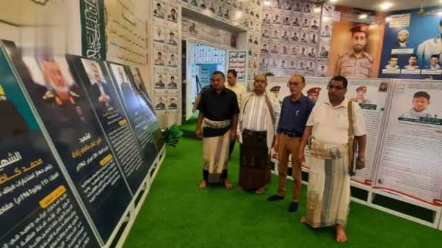 قيادة مؤسسة مياه الحديدة تزور أسر شهداء المؤسسة ومعرضي الشهداء