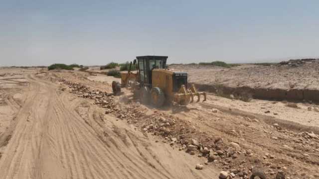 تنفيذ المرحلة الثانية من مشروع شبكة الطرق الزراعية في الجوف