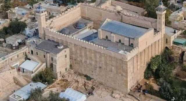 من التقسيم إلى الهيمنة: العدو الإسرائيلي يتقدم نحو فرض سيادته على المسجد الإبراهيمي بالكامل