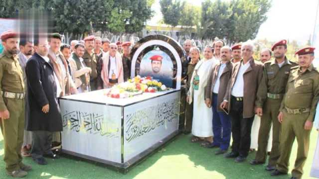 قضاة ومنتسبو دائرة القضاء العسكري يزورون أضرحة الصماد والرهوي والغماري