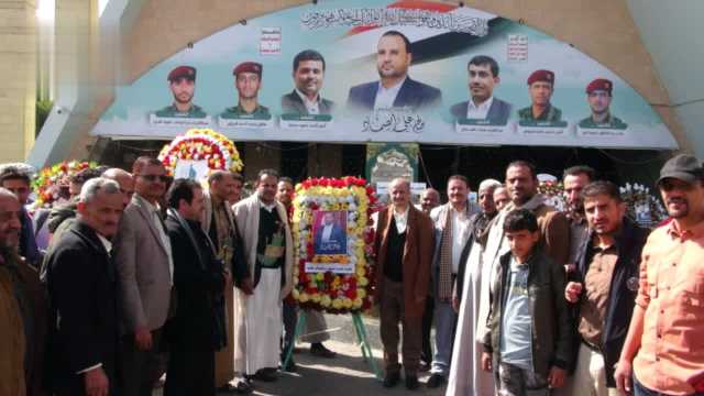 قيادة وموظفو هيئة الموارد والمنشآت المائية يزورون أضرحة الشهداء الصماد والرهوي والغُماري