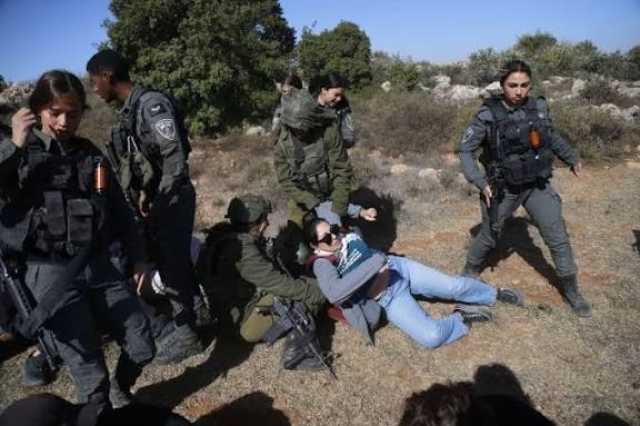 إصابة فلسطينيين خلال الاعتداءات المستمرة من المستوطنين الصهاينة في الضفة