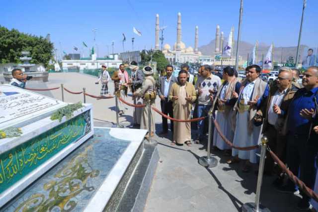 رئيس مؤسسة الأسمنت يزور أضرحة الشهداء الصماد والرهوي والغماري