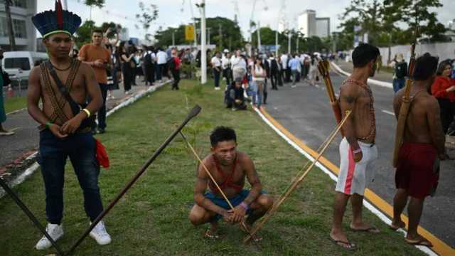 متظاهرون من السكان الأصليين يغلقون المدخل المؤدي لمؤتمر المناخ في البرازيل