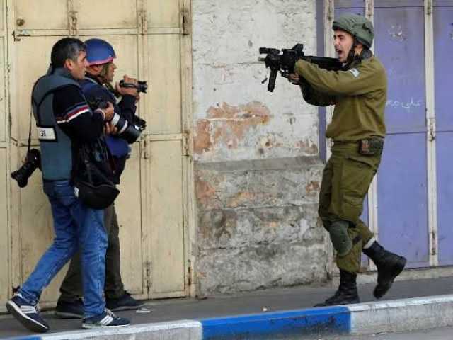 مركز حماية يحذر من تصعيد انتهاكات العدو الصهيوني بحق الصحفيين في السجون