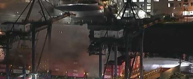 إجلاء طاقم سفينة مشتعلة في ميناء أمريكي في أعقاب انفجار مروع