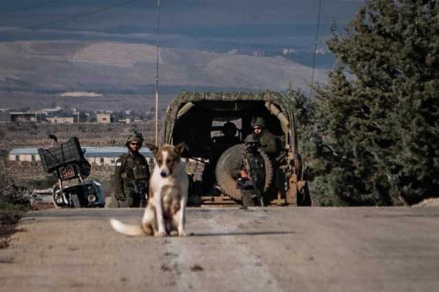 قوات العدو الإسرائيلي تطلق النار لتفريق أهالي قرية جنوبي سوريا بعد تصديهم لها