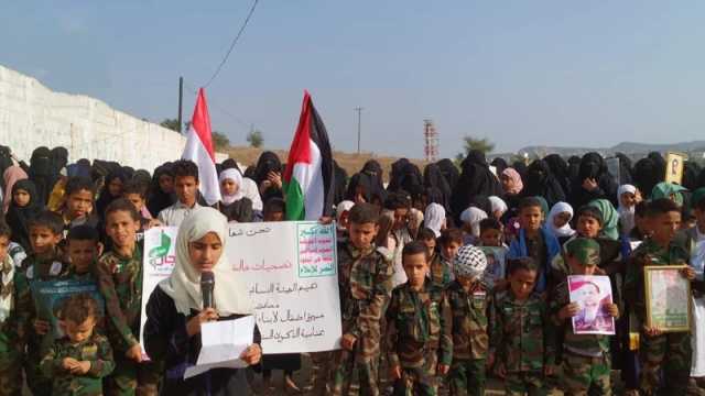 مسير لأبناء الشهداء وزيارة روضة “الصماد” في تعز