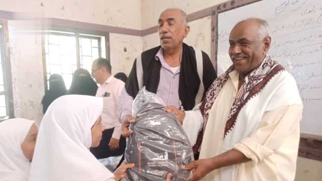 حليصي يدشن توزيع 1800 حقيبة مدرسية في الحديدة