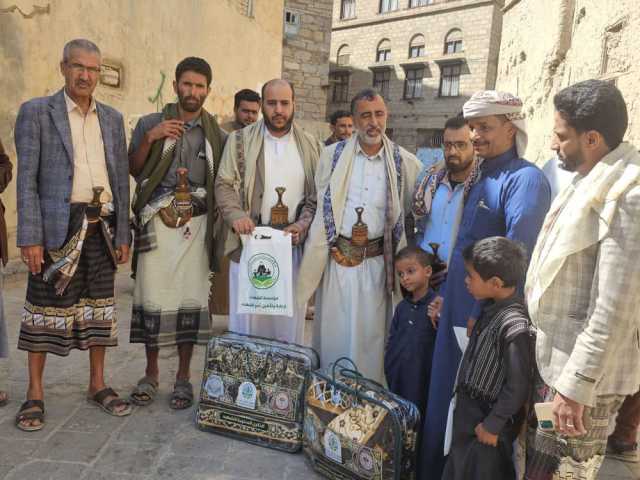 تدشين توزيع الهدايا التذكارية لأسر الشهداء في مدينة البيضاء