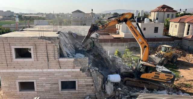 العدو الإسرائيلي يهدم منزلين فلسطينيين مأهولين في قطنة شمال غرب القدس