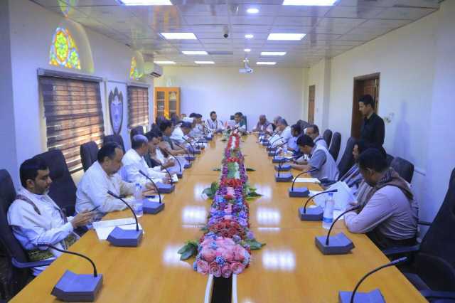 اجتماع برئاسة البشري يناقش البرامج والانشطة التي سيتم تنفيذها في الذكرى السنوية للشهيد بالحديدة