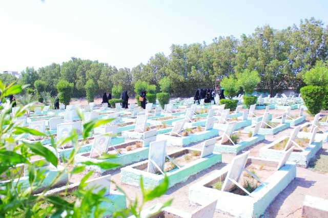 طالبات كلية التربية بجامعة الحديدة يزرن روضة الشهداء بمربع المدينة